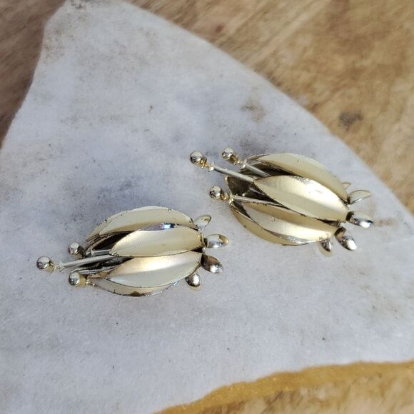 Vintage Clip~on Earrings - Picture 1 of 6